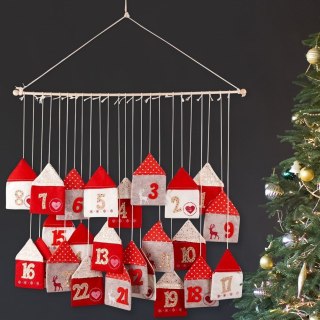 Kalendarz adwentowy na patyku wiszący filcowy czerwony 70x60 cm